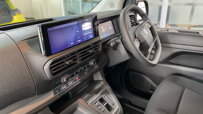 Peugeot Expert E-Standard 1000 100kW 75kWh Professional Premium + Van Auto - Image 13